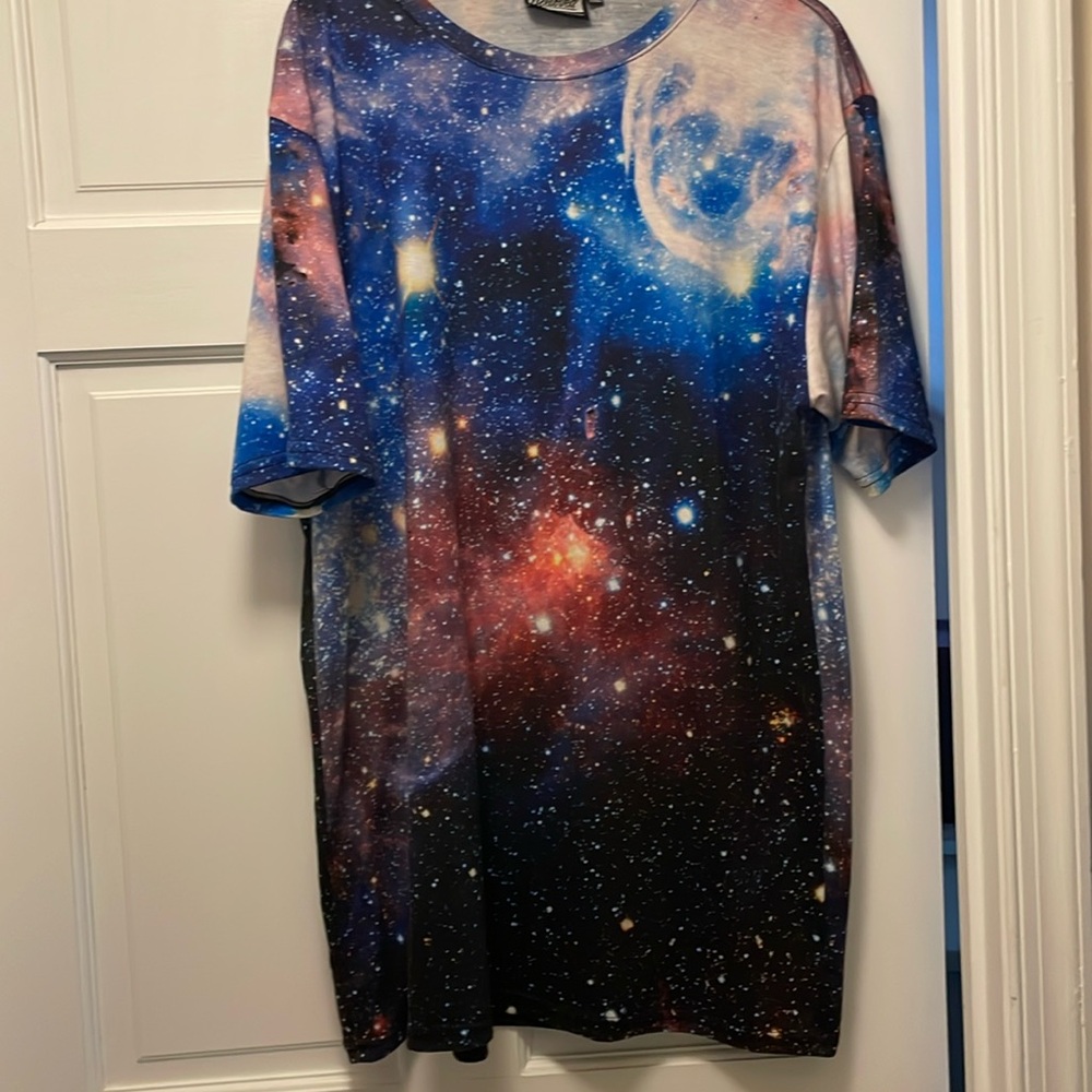 Men’s Beloved galaxy short sleeve shirt, size XXL